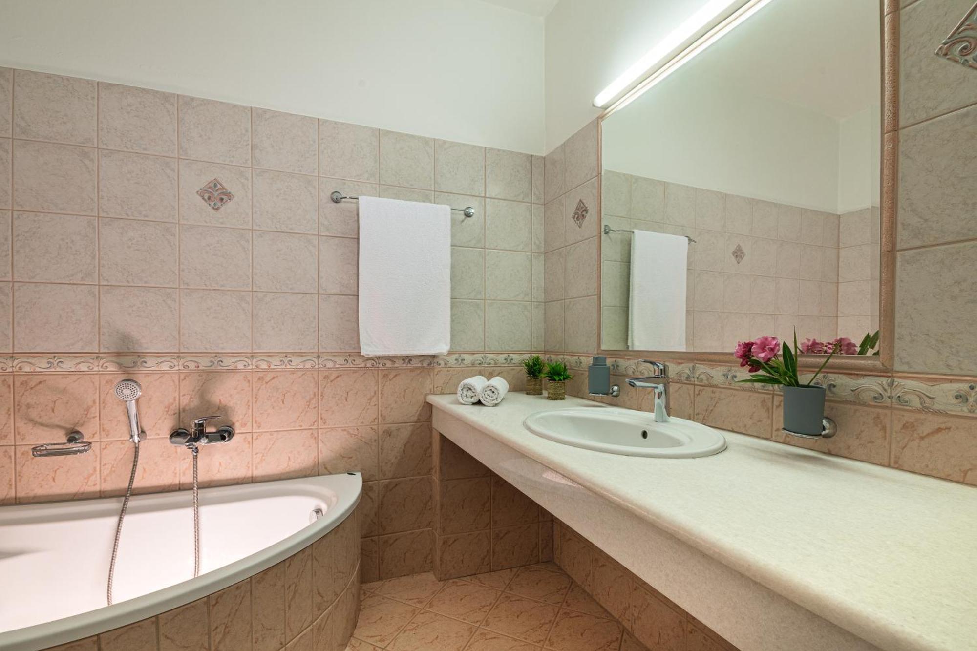 Villa Mariani II - In Lothiarika, Newly Renovated June 2024, Private Pool, Lindos 10 Min, Beach 120M Lardos Dış mekan fotoğraf